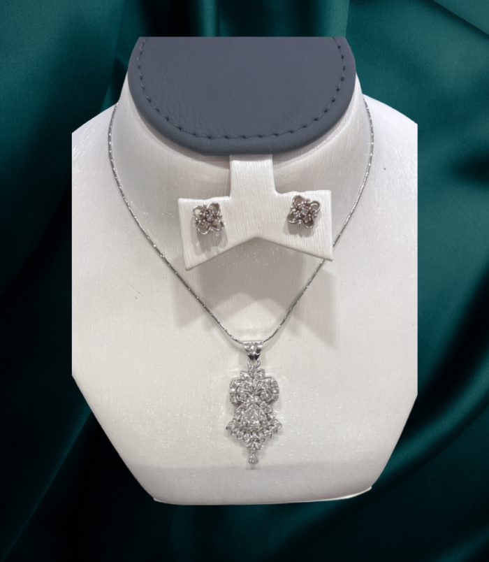 132 KBZ DMDset 132 18 k Diamond set, 1.35 CT diamond, 10.78 grams gold