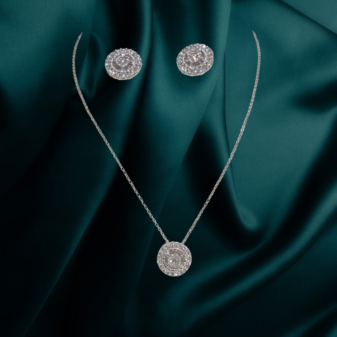 135 18 K Gold Diamond Pendant 0.47 CT Ed 0.86 CT set 9.58 Gram Gold