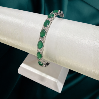 153 18 K Gold Diamond Bracelet 15.66 Gram Gold Diamond /1.04 CT Emerald /5.41 CT